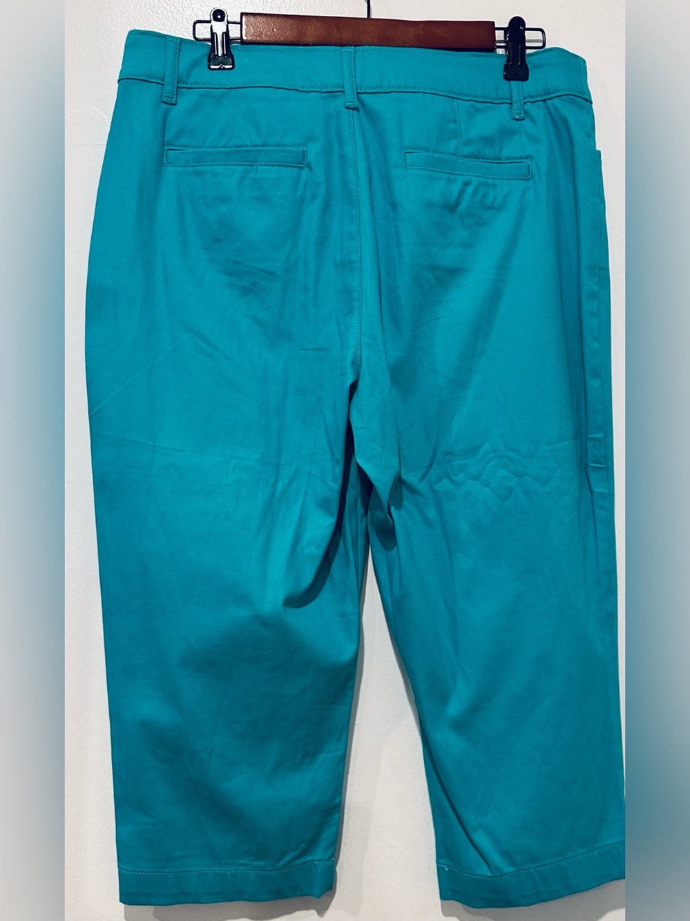 St. John's Bay Turquoise Cropped Capris - Picture 3 of 7